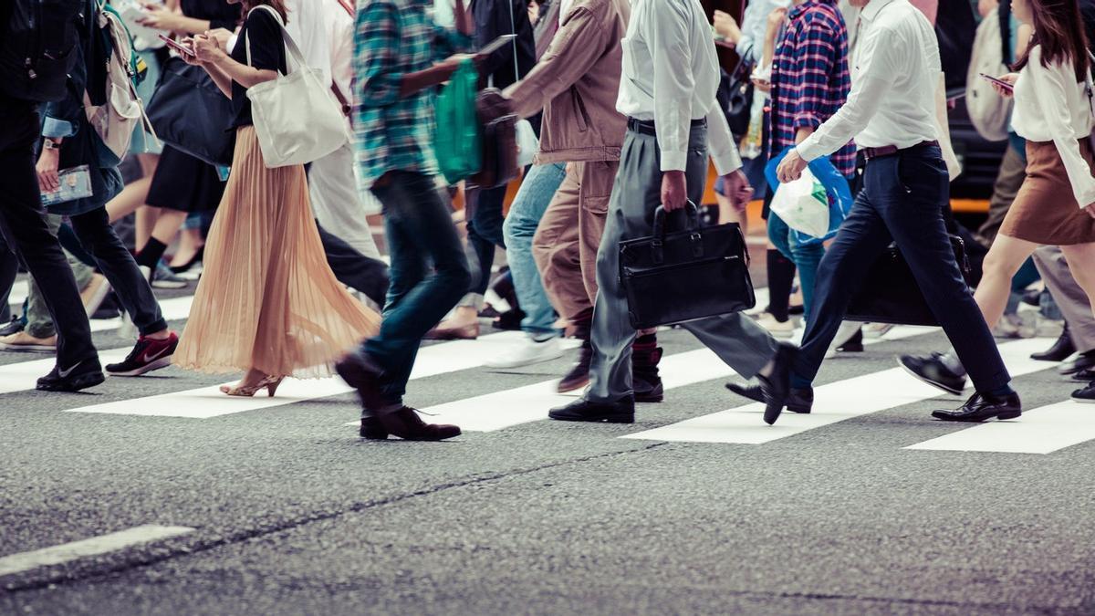 Gente cruzando la calle