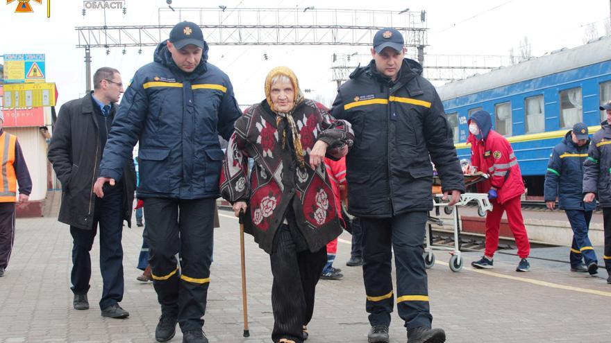 Ucrania evacúa en tren a personas ancianas del este del país hasta la ciudad de Khmelnytskyi