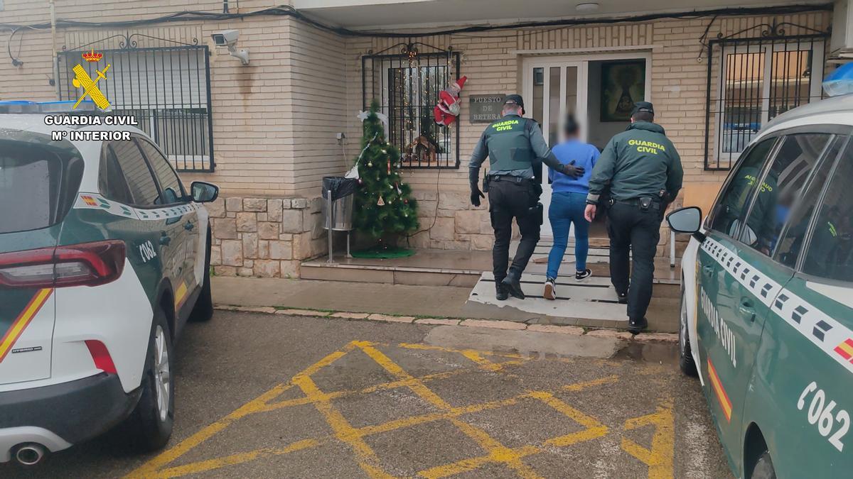 La Guardia Civil detiene a la pareja del autor de una oleada de robos en viviendas de Náquera por su presunta colaboración.