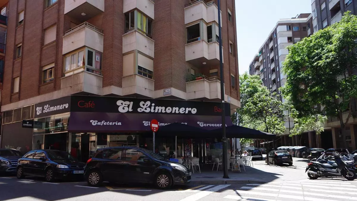 Solo 20 segundos para robar en un bar de Delicias a golpe de alcantarilla