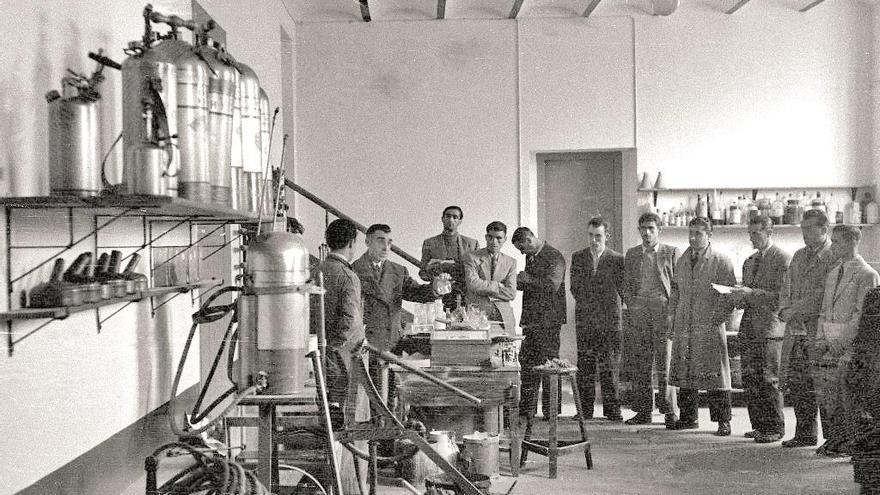 Curso 1946. Sesión con capataces fumigadores aprendiendo a manejar maquinaria para realizar tratamientos fitosanitarios.