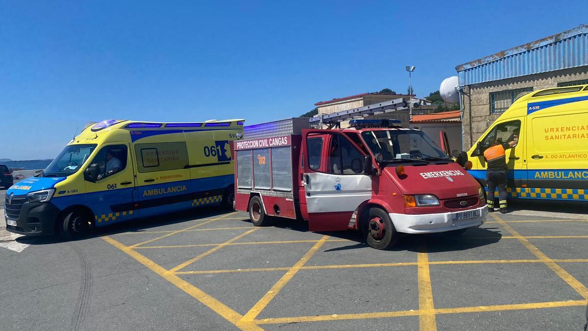 Ambulancia  y vehículo de Protección Civil desplazados al puerto de Aldán.