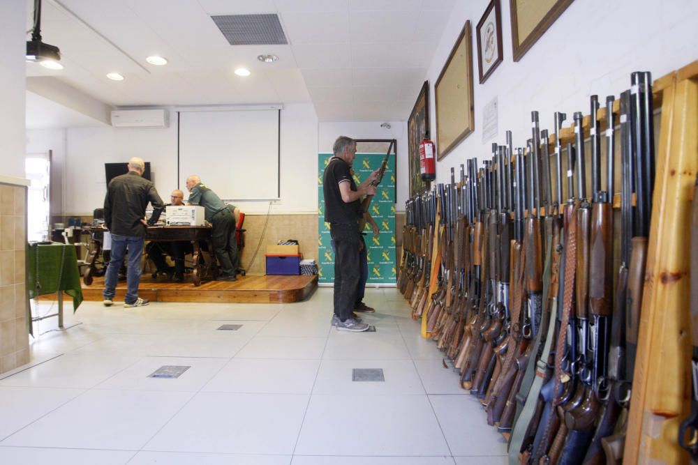 Possibles compradors admirant les armes de la subhasta