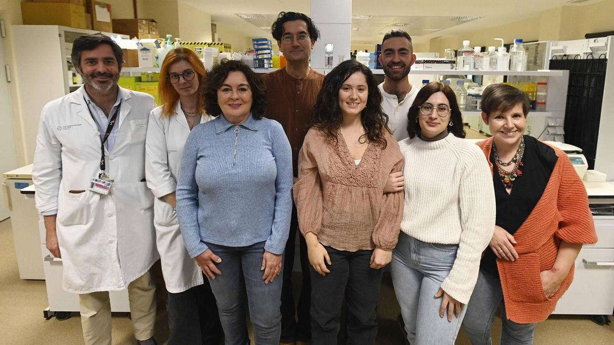 Desde la izq.: el psiquiatra José Antonio Campos; la jefa del Servicio de Salud Mental, Marta López; la enfermera Maria del Carmen Vallejo; el neurocientífico Carlos Spuch; la investigadora postdoctoral  Marta Iglesias; el psiquiatra Mario Navarro; la investigadora predoctoral Andrea Pérez; y la psicóloga Maria Sánchez.
