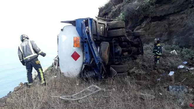 Un camión cae por una ladera en Tacoronte
