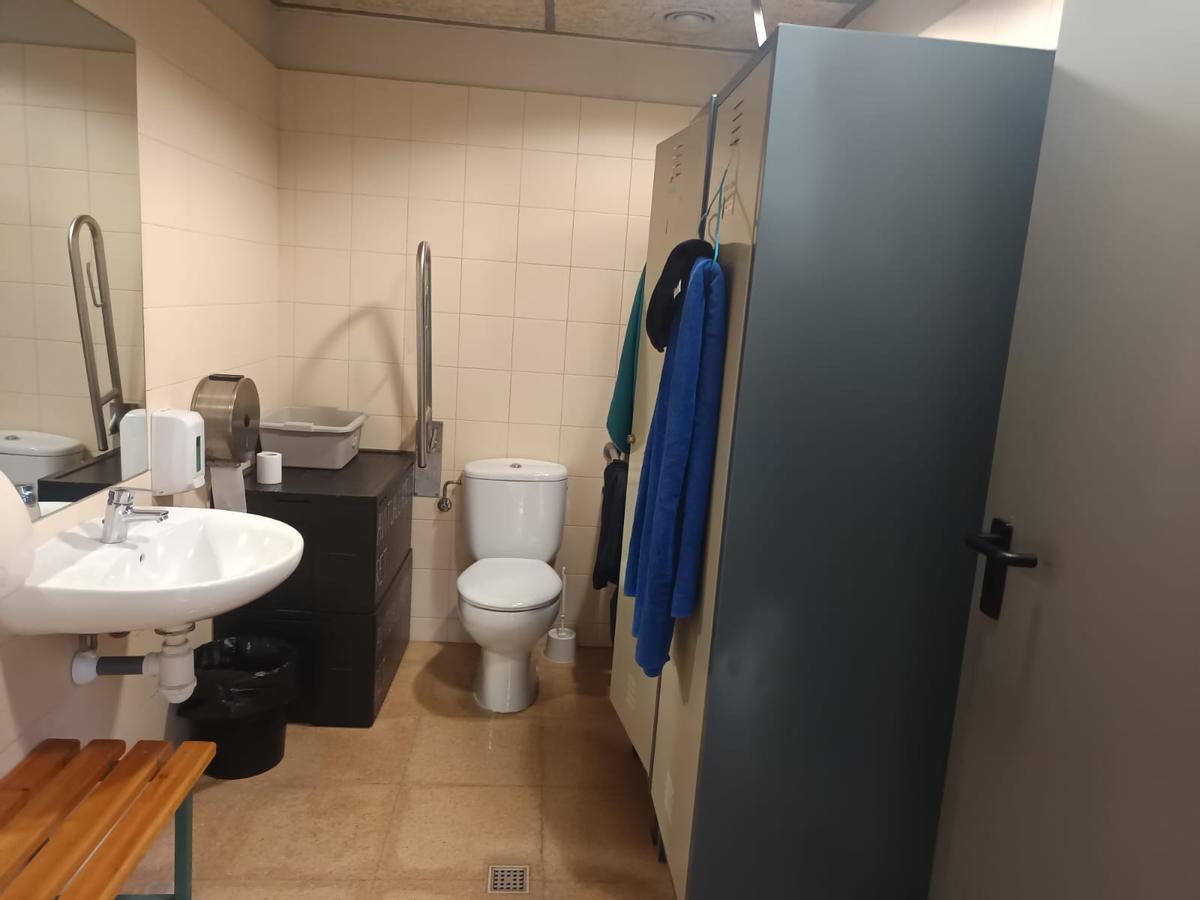 Actuales vestuarios de Cambrils donde se pondrán barracones de urgencia