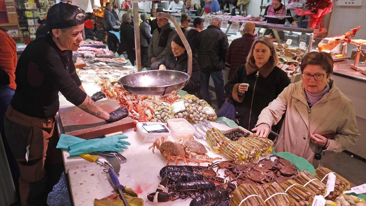 Les imatges dels gironins ultimant les compres de Nadal al Mercat del Lleó