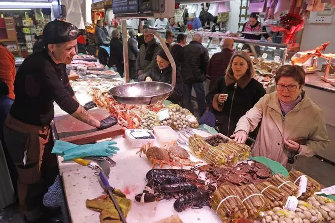 Les imatges dels gironins ultimant les compres de Nadal al Mercat del Lleó