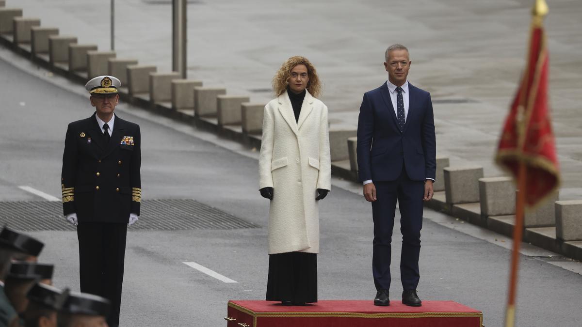 La presidenta del Congreso, Meritxell Batet, y el presidente del Senado, Ander Gil, han presidido este martes el primer Izado Solemne de la Bandera en la plaza de las Cortes, frente a uno de leones del Congreso de los Diputados, con motivo del 44 aniversario de la Constitución española.