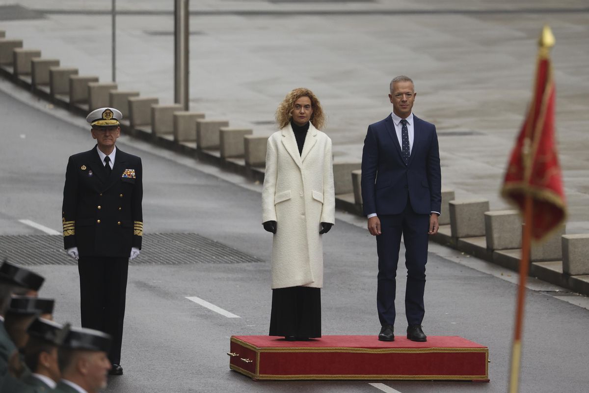 La presidenta del Congreso, Meritxell Batet (i) y el presidente del Senado, Ander Gil (d) asisten al izado de bandera durante la Conmemoración del aniversario de la Constitución este martes en Madrid. 