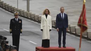 La presidenta del Congreso, Meritxell Batet (i) y el presidente del Senado, Ander Gil (d) asisten al izado de bandera durante la Conmemoración del aniversario de la Constitución este martes en Madrid. 