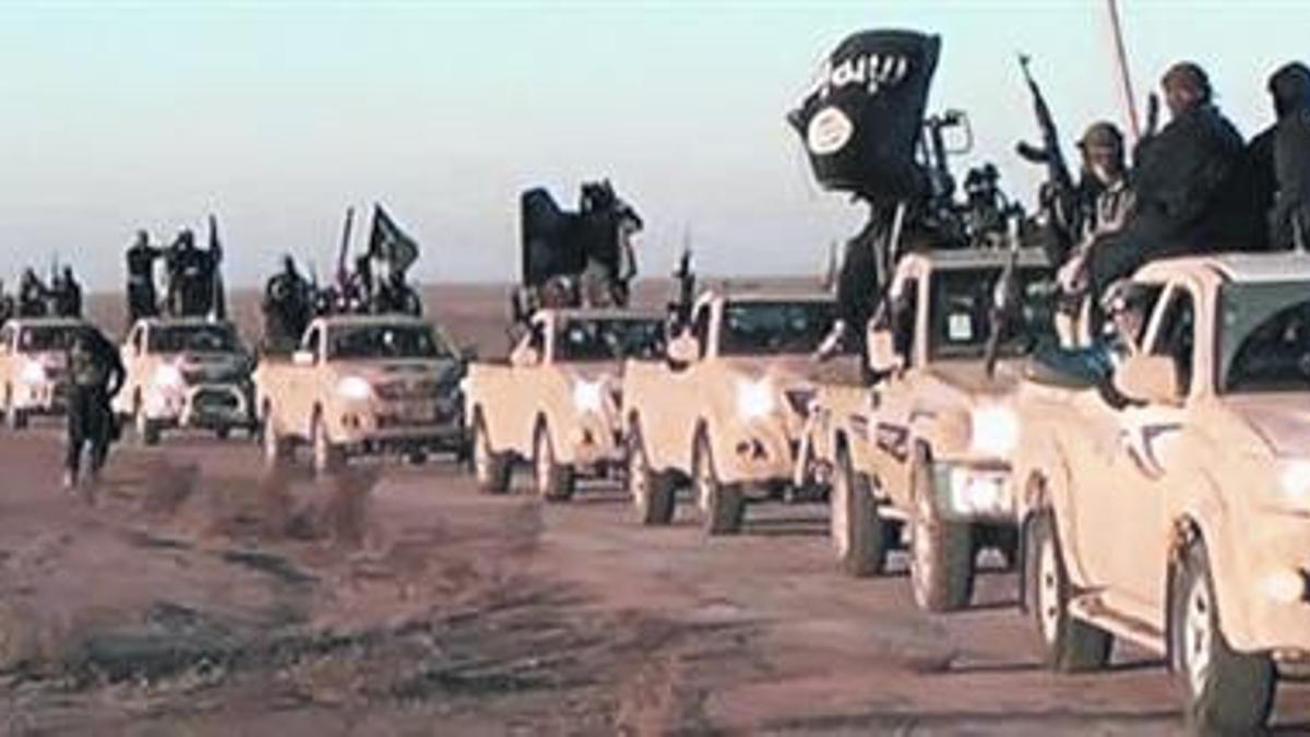 Caravana de combatientes del Estado Islámico en la provincia iraquí de Anbar.