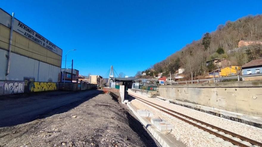 Las nuevas vías ya colocadas, ayer, a la altura de la estación de Feve de Los Llerones, en Sama. | D. O.