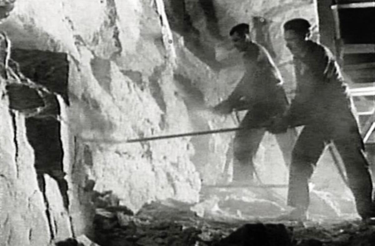 Trabajo sobre la roca para construir túneles.