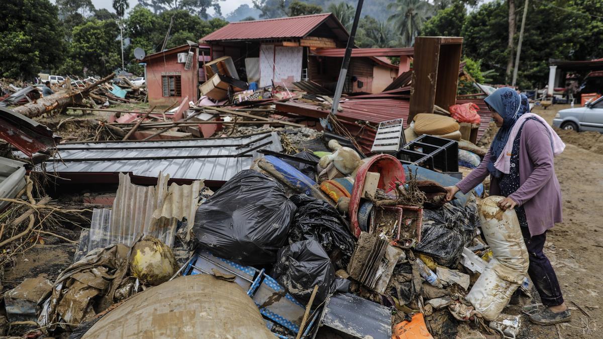 Al menos 3 muertos y casi 35.000 evacuados por inundaciones en Malasia.