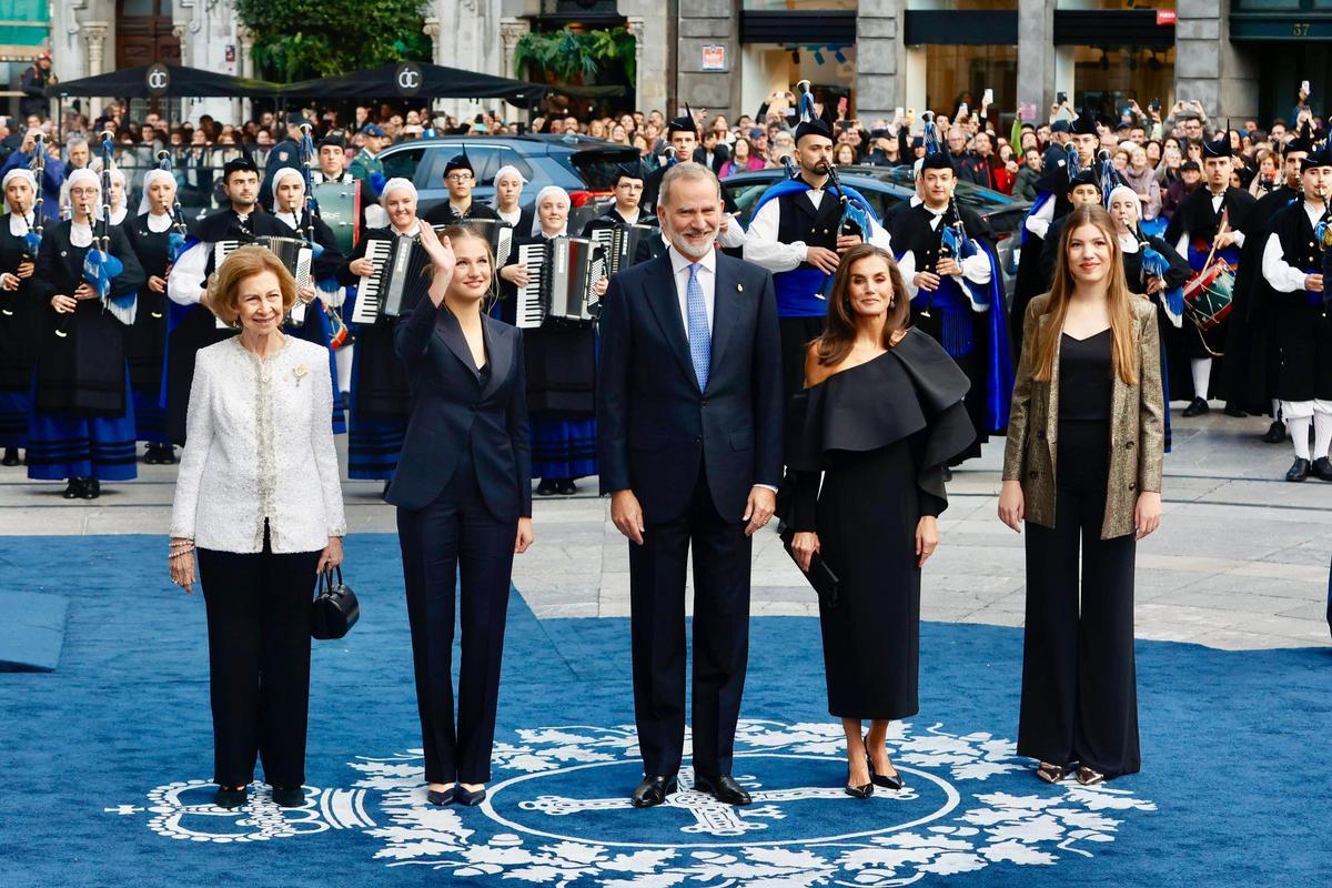 La Familia Real posa delante del teatro Campoamor antes de entarr a la ceremonia.