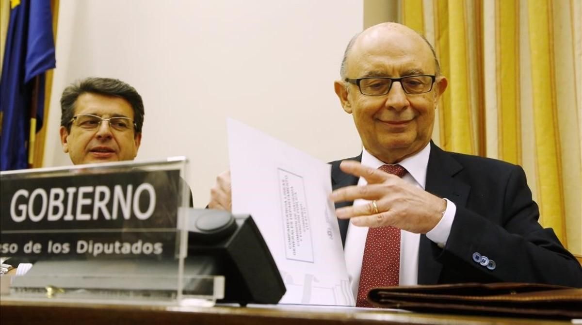 El ministro de Hacienda, Cristóbal Montoro, en la Comisión de Economía y Hacienda del Congreso de los Diputados este jueves.