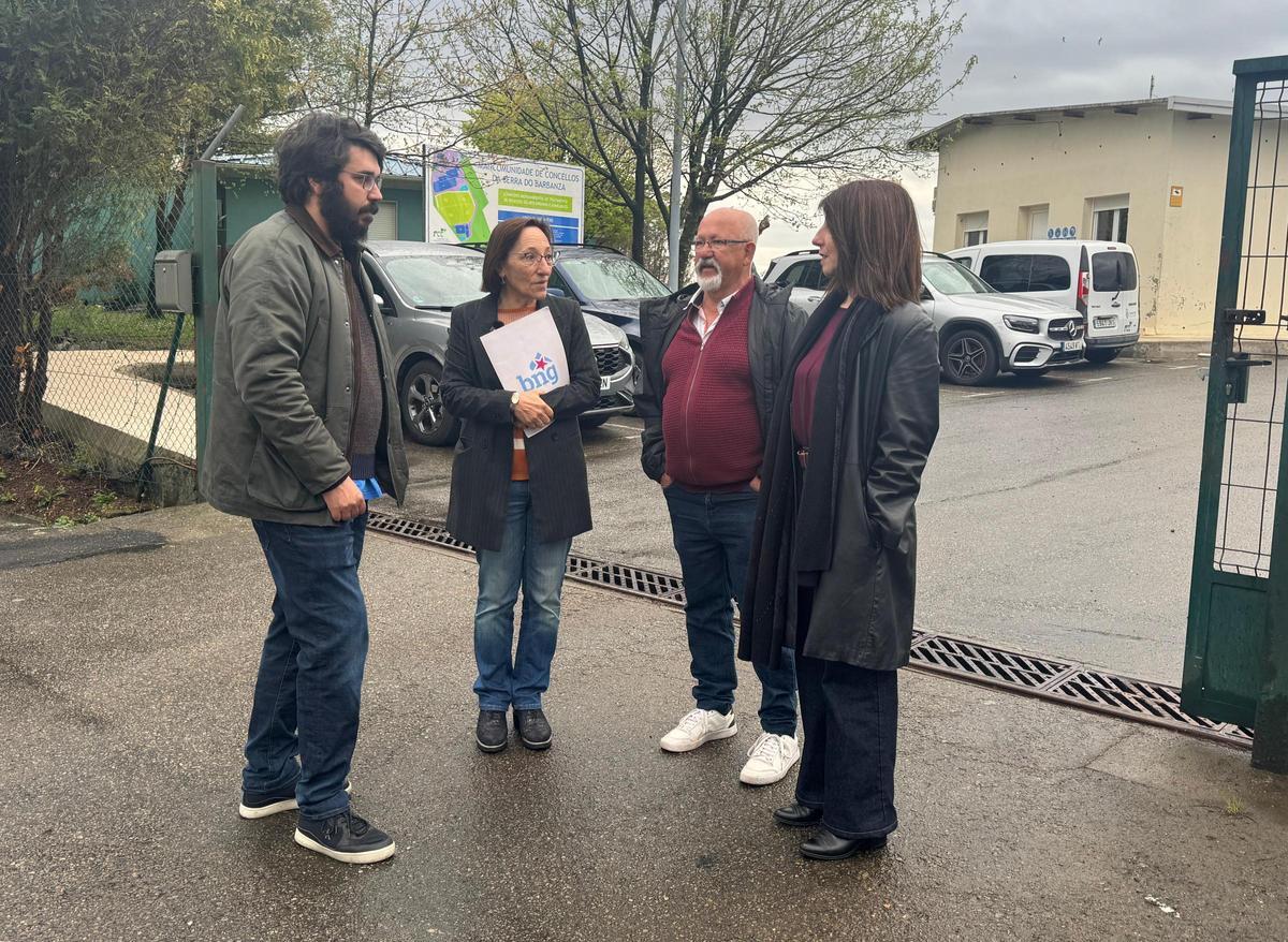 Ricardo Suárez e Rosana Pérez, á esquerda, fronte á planta de tratamento de residuos de Lousame.