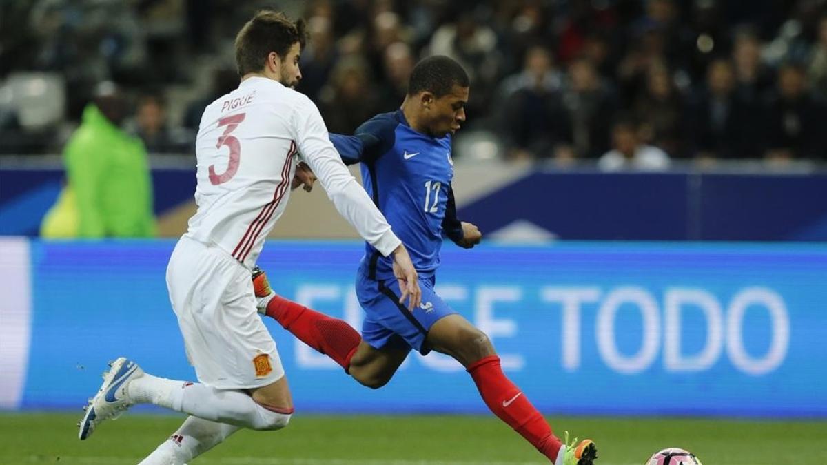 Piqué vigila a Mbappe, la joven estrella francesa, en el duelo de París.