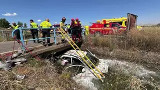Rescatados un hombre de 95 años y una mujer de 65 tras caer su vehículo a un arroyo en León