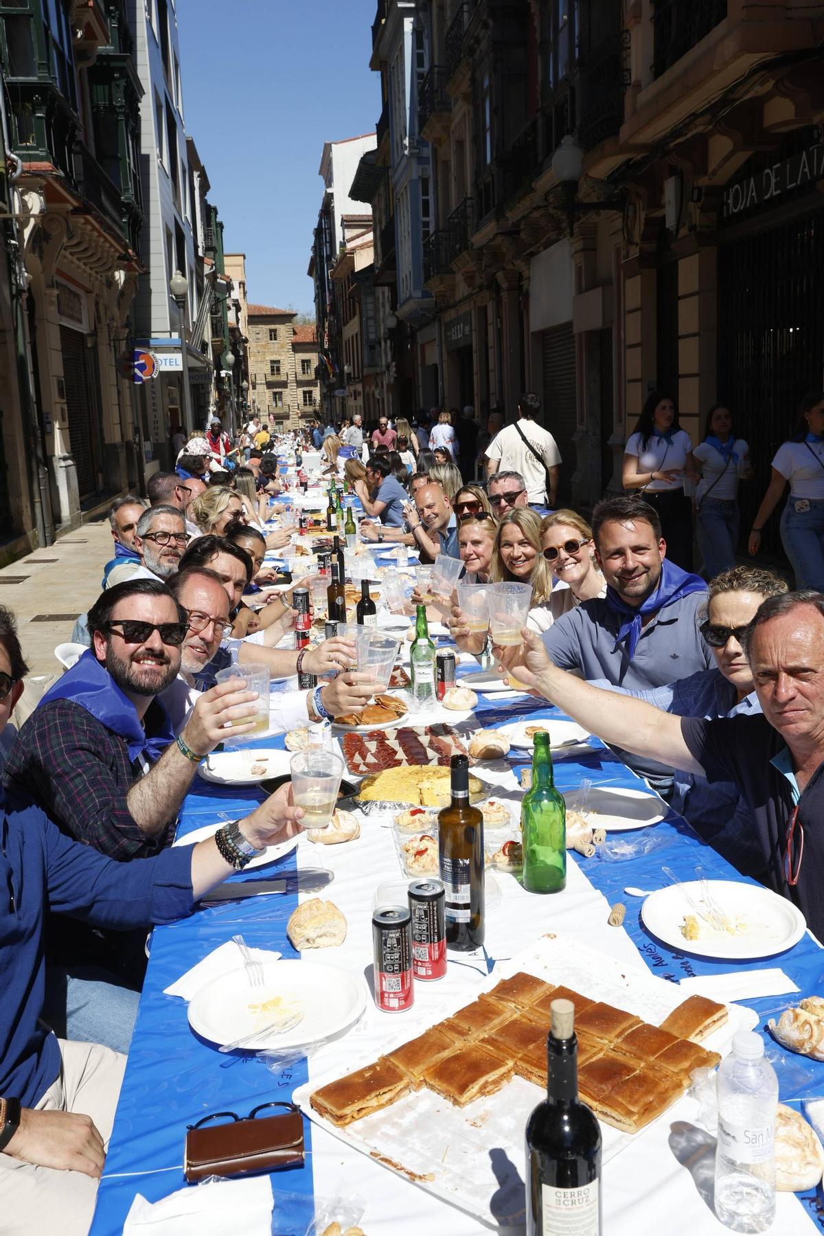 EN IMÁGENES: La multitudinaria Comida en la Calle en Avilés