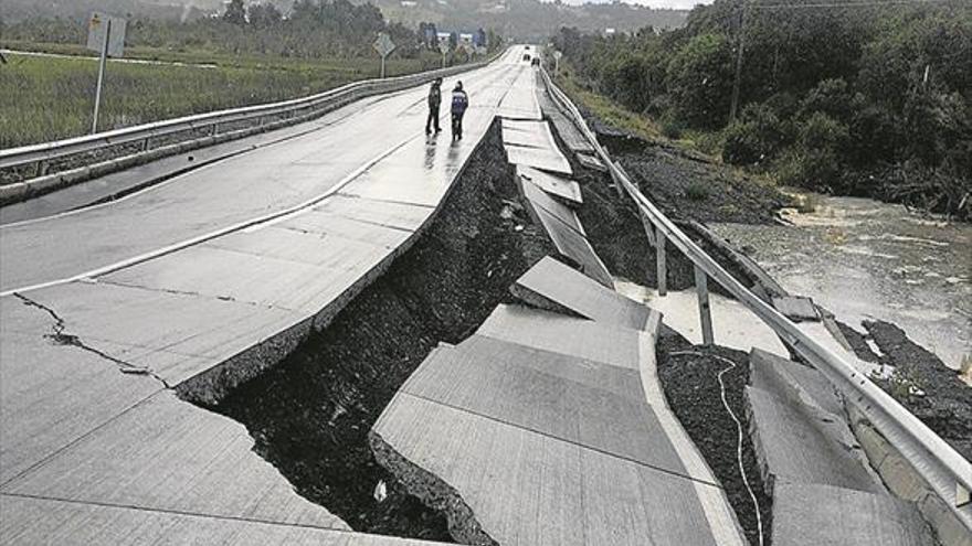 Chile levanta la alerta de tsunami tras sufrir un fuerte terremoto ayer