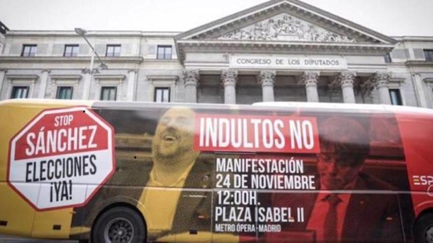 Un autobús circula a Madrid amb un cartell contra un possible indult en una campanya impulsada per Cs.