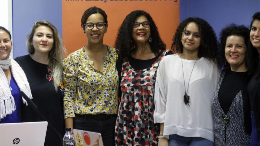 Las mujeres participantes en el coloquio con periodistas.