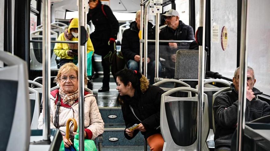 Reacciones de los castellonenses al primer día sin mascarilla en el transporte público