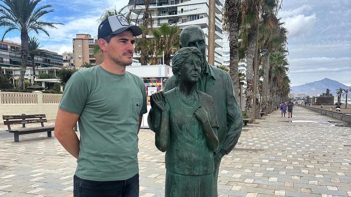 Iker Casillas junto al Monumento a los Pensionistas en la Playa de San Juan