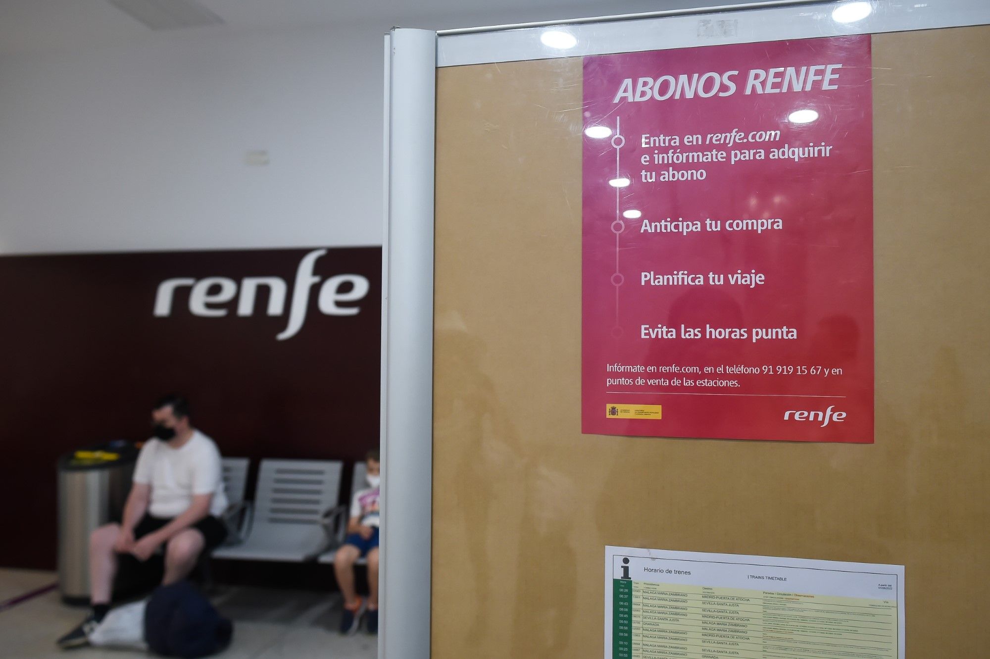 Ya se pueden adquirir los nuevos abonos gratuitos del Cercanías en la estación María Zambrano