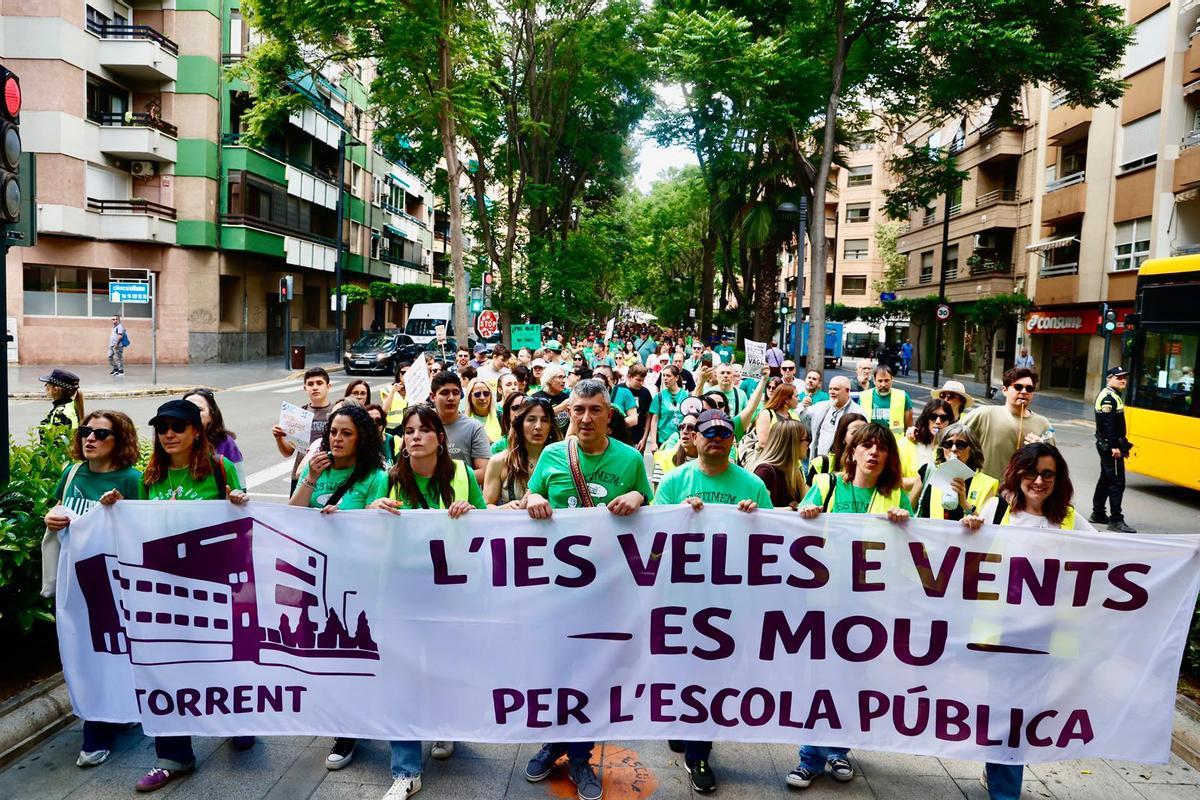 Cerca de 500 personas marchan en Torrent para defender la educación pública
