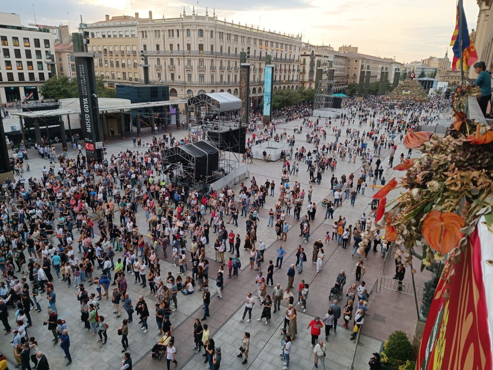 Zaragoza ha detenido las Fiestas del Pilar cinco minutos en repulsa por la agresión sexista