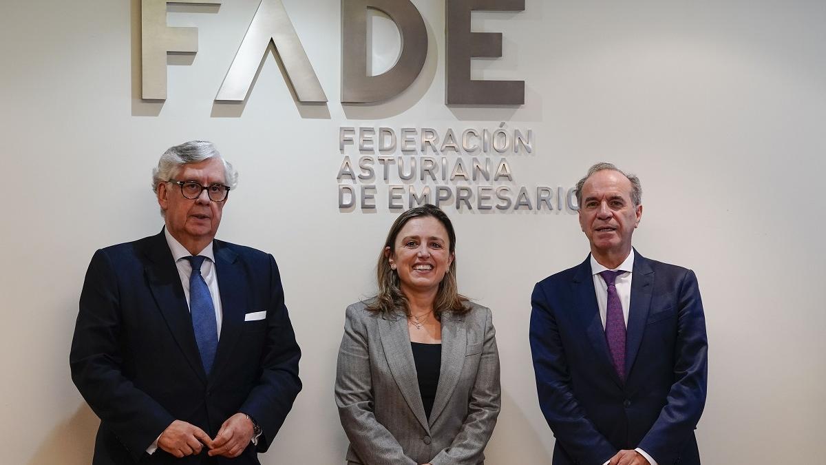 Por la izquierda Juan Manuel Vieites, María Calvo y Juan María Vallejo, en Oviedo