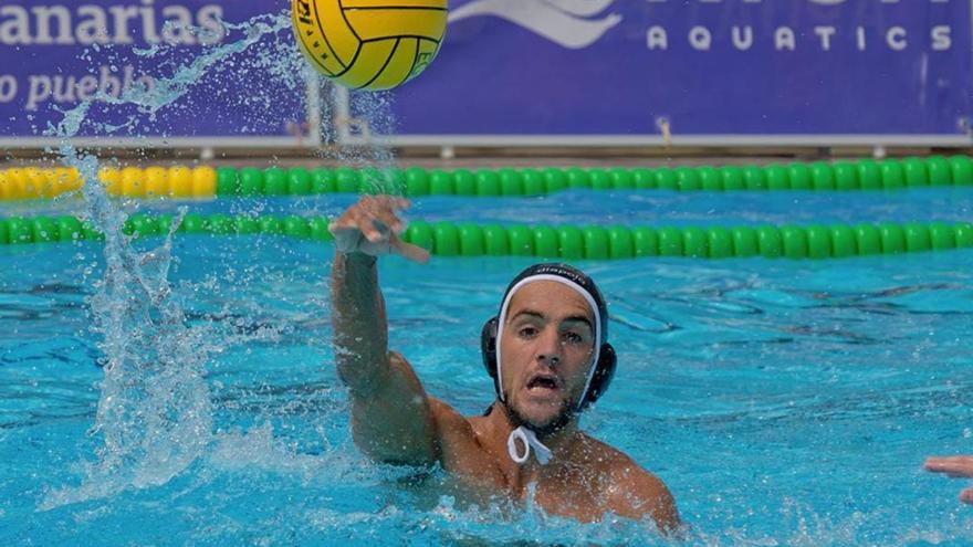 Marc Salvador con la pelota en el último encuentro de Liga.