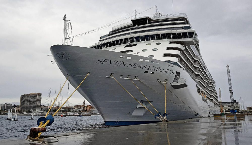 El creuer Seven Seas Explorer, de la naviliera Regent, amarrat al port de Palamós durant l'escala que hi va fer.