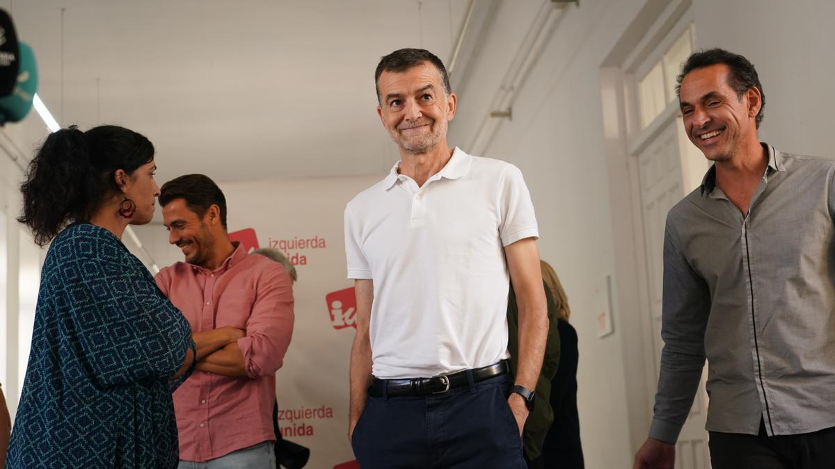 El coordinador general de IU, Antonio Maíllo, atiende a los medios de comunicación este viernes.