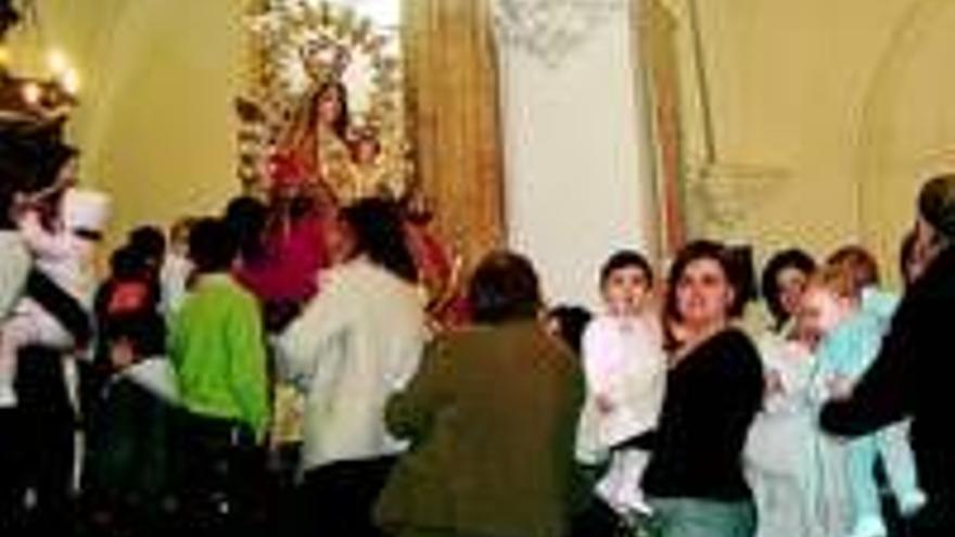 Los niños ante la Virgen de Posadas