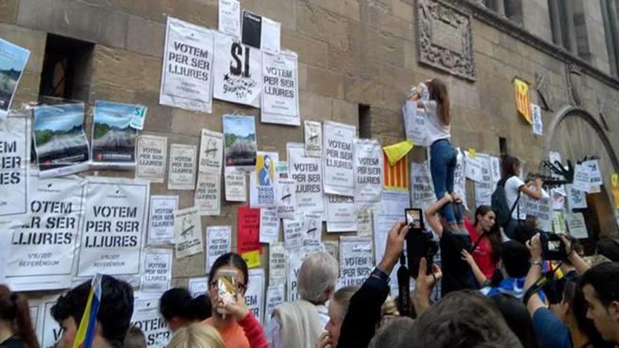 Empaperen la Paeria de Lleida amb cartells a favor del referèndum