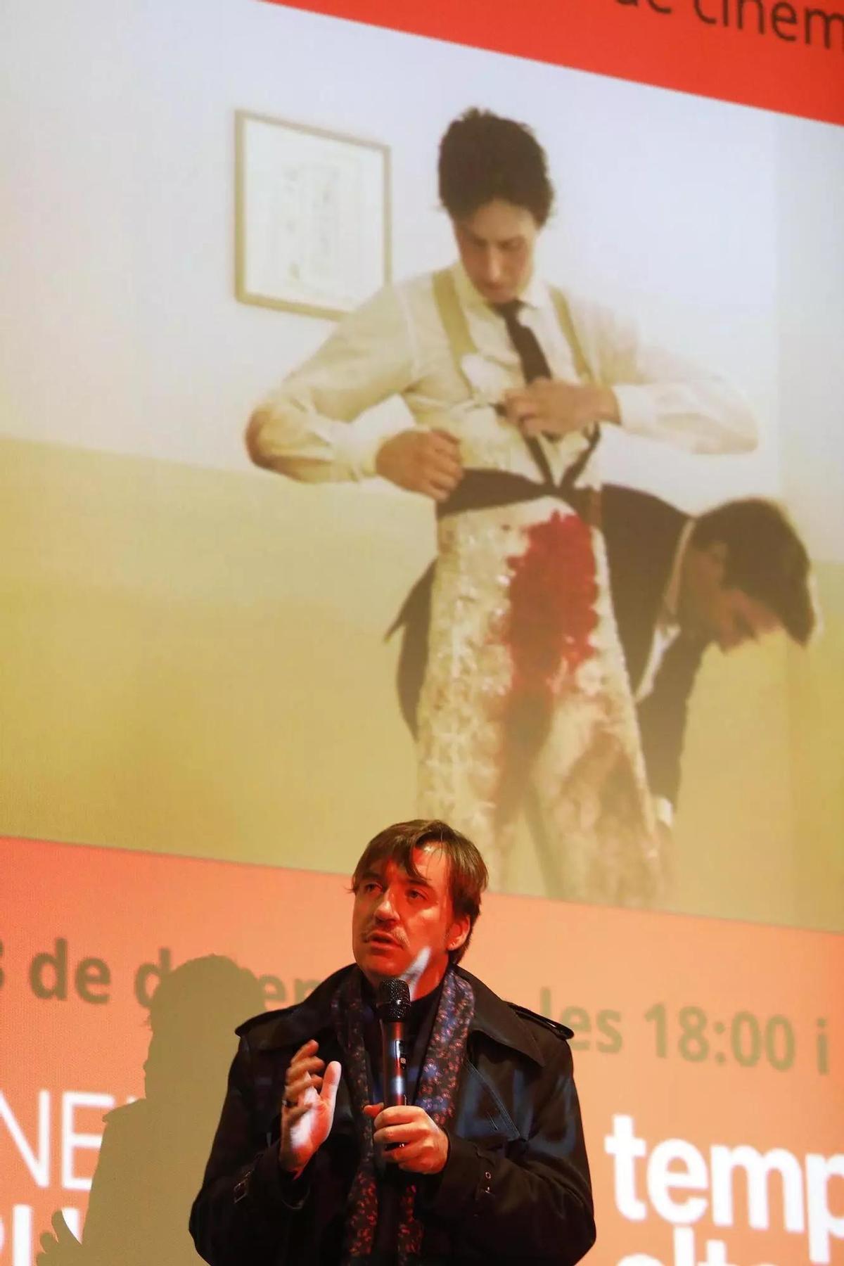 El cineasta de Banyoles en un coloquio con el público tras la proyección.