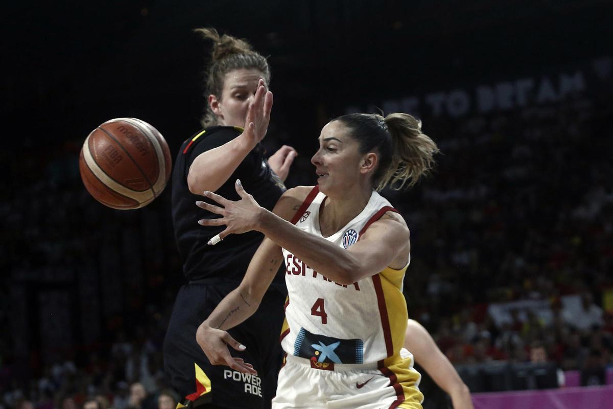 Mariona, durante un partido con España