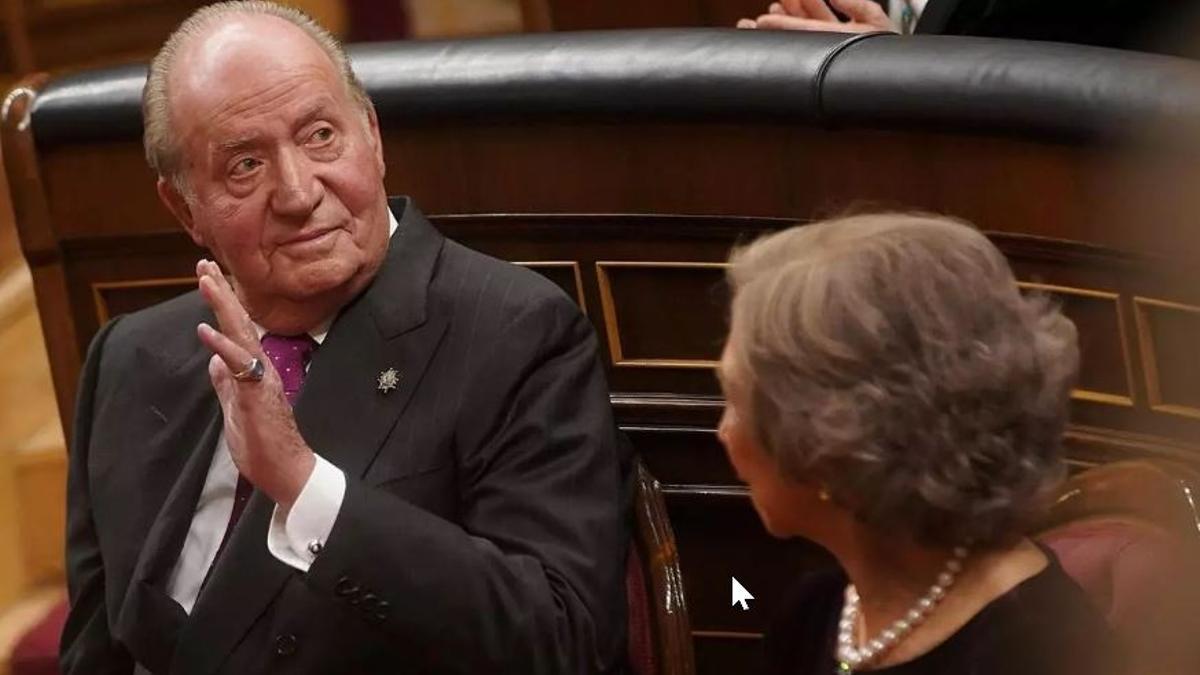 El rey Juan Carlos I saluda en el Congreso en el 40ª aniversario de la Constitución.