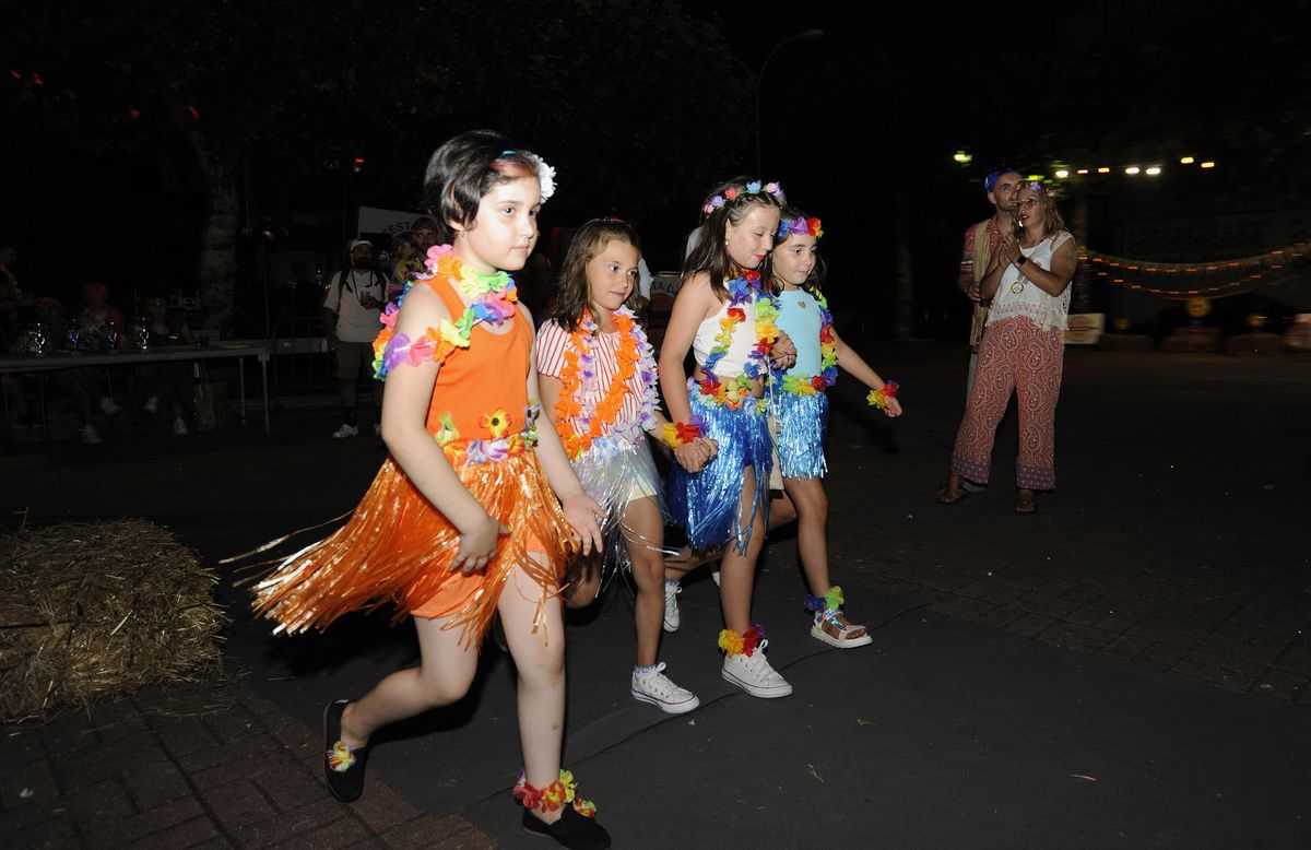 Cuatro niñas sobre la pasarela.