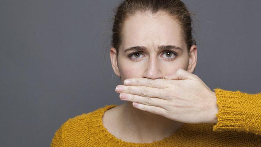 Mantén una buena higiene bucodental para combatir la halitosis.