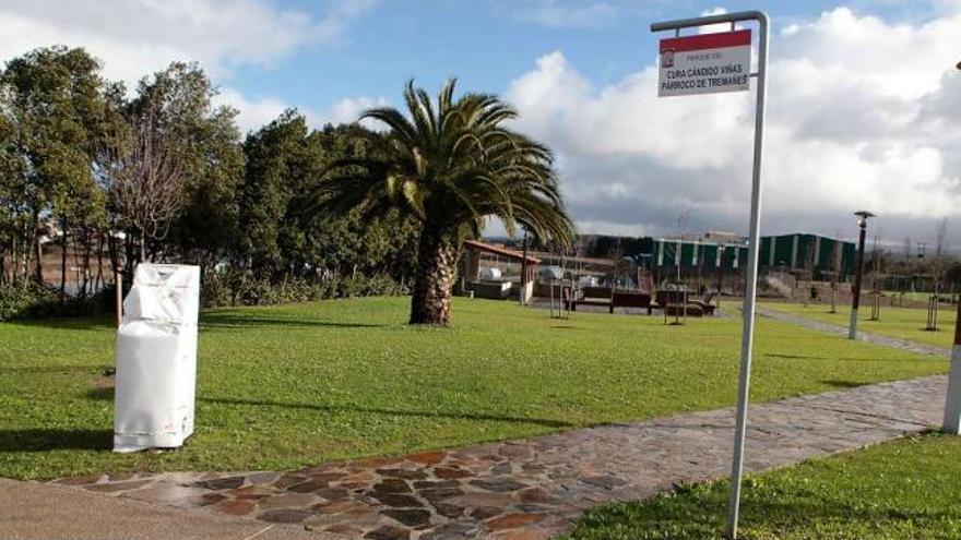 Una vista del parque dedicado al párroco de Tremañes, Cándido Viñas (SJ).