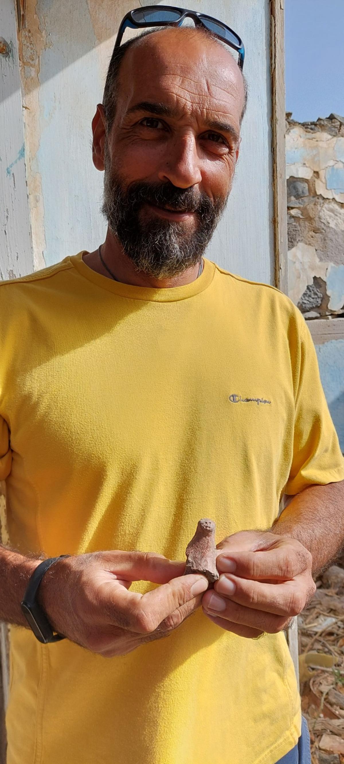 Bentejuí Mota sostiene el ídolo de cerámica encontrado en este yacimiento