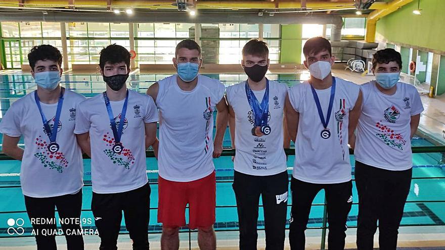 Equipo masculino del CNS A Estrada, con sus medallas logradas en Ourense. |