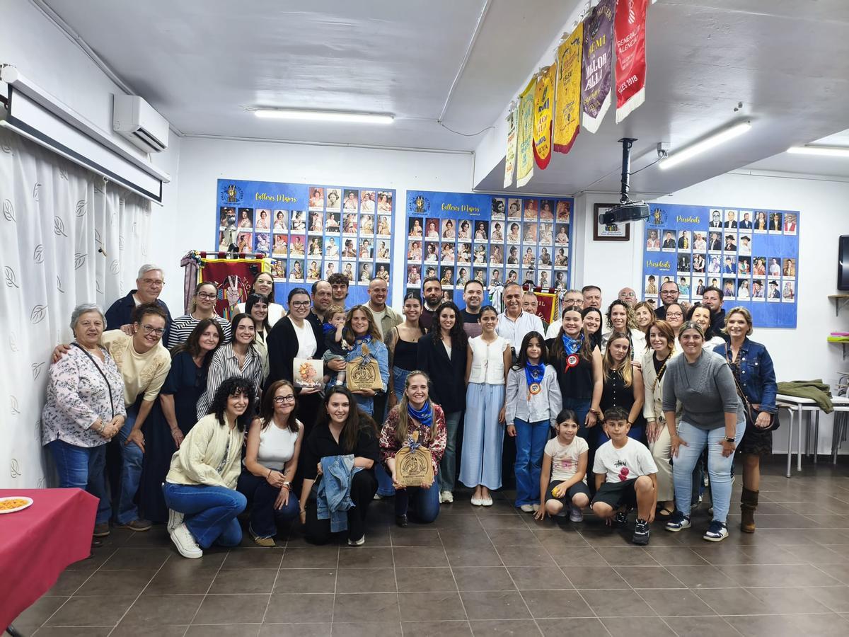 Falleros de La Victoria, celebrando su galardón.