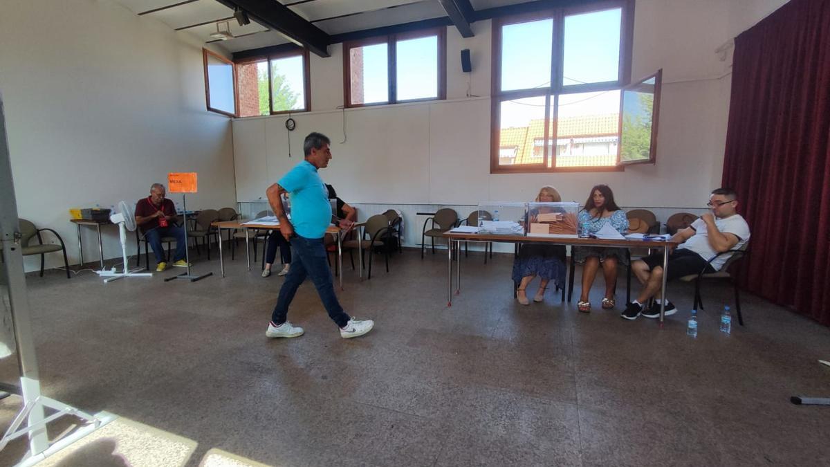 Un votante se dirige a su mesa electoral en  La Encomienda pasadas las 17.30 horas.