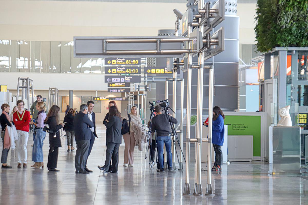 La Dama de Elche en la zona de facturación del aeropuerto.